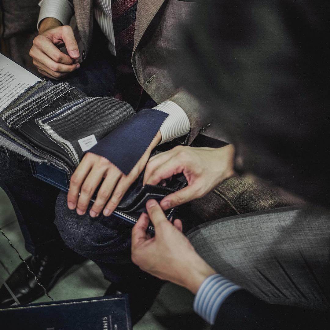 Untuk mendapat custom suit terbaik bagi pelanggan, Pangestu bersaudara memperhatikan setiap detail penting dengan teliti.